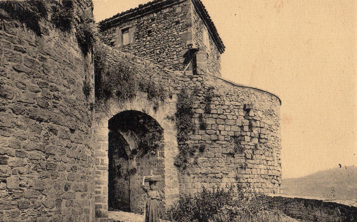 La porte de l'Hirissou avec ses deux murailles déféndait l'entrée principale de Puycelsi. Tournée vers le sud et la vallée de la Vère elle tourne le dos à la Grésigne